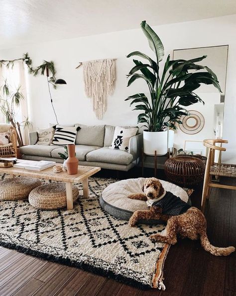 Modern Boho Living Room Ideas. Inspiration for a modern bohemian living room with moroccan style boho decor in lots of neutral hues. #homedecor #homedecorideas #boho #bohemian #livingroom Room Comfy, Modern Bohemian Living Room, Dekorasi Bohemia, Deco Boheme Chic, Modern Boho Living Room, Bohemian Living Rooms, Design Salon, Boho Living Room Decor, Eclectic Living Room