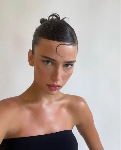 Short Hairstyles Going Out, Wet Ponytail Hairstyles, Hairstyle For New Years Eve, Editorial Short Hair, Slick Black Hairstyles, Slick Back Hairstyles Women, Gel Hairstyles Women, Sultry Hairstyles, Slick Back Bob