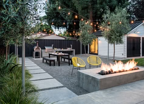 Backyard Entertaining Area, Moderne Have, Beautiful Outdoor Living Spaces, Gravel Patio, Contemporary Patio, Backyard Entertaining, Front Patio, Backyard Inspiration, Modern Backyard