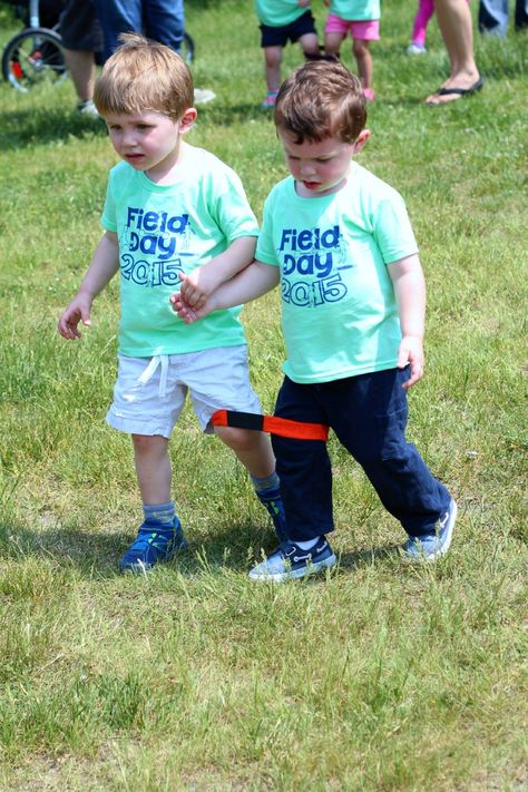 toddler-field-day-3legrace Sports Day Games For Adults, Outdoor Team Games, Sports Day Games, Team Building Activities For Adults, Sports Day Activities, Team Games For Kids, Field Day Activities, Field Day Games, Fun Team Building Activities