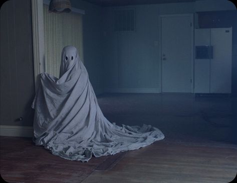 https://film-grab.com/2019/03/06/a-ghost-story/#bwg1831/114265 David Lowery, A Ghost Story, Paranormal Photos, Real Haunted Houses, Scary Ghost Pictures, Sheet Ghost, Ghost Photography, Thanksgiving Wallpaper, Ghost Story