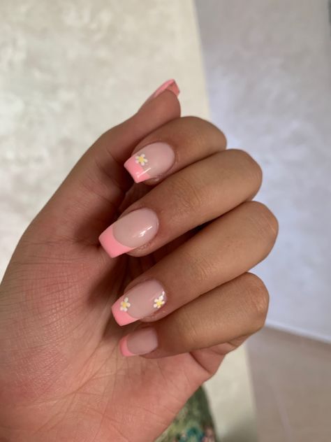 Flower Nail Art French Tip, Spring French Tip Nails Pink, French Tip Nails With Flowers Square, French Tip Nails With Small Flowers, Short French Tip Summer Nails, Light Pink French Tips With Flowers, Spring Nails French Tip With Flowers, Light Pink Short Nails Design, Holiday Nails Summer 2023 Pink