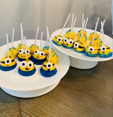 Easy minion cake pops Easy Minion Cake, Minions Desserts, Minion Cake Pops, Pop Minion, Minion Birthday Cake, Minions Birthday, Minion Birthday Party, Minion Cake, Minion Birthday