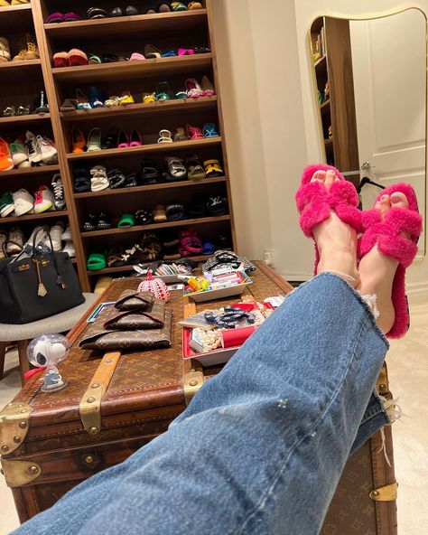 Marci Hirshleifer Penn on Instagram: “😆😆 #sneakpeek” Marci Hirshleifer, April 27, Slide Slipper, Sneak Peek, Capri Pants, Instagram Photos, On Instagram, Instagram