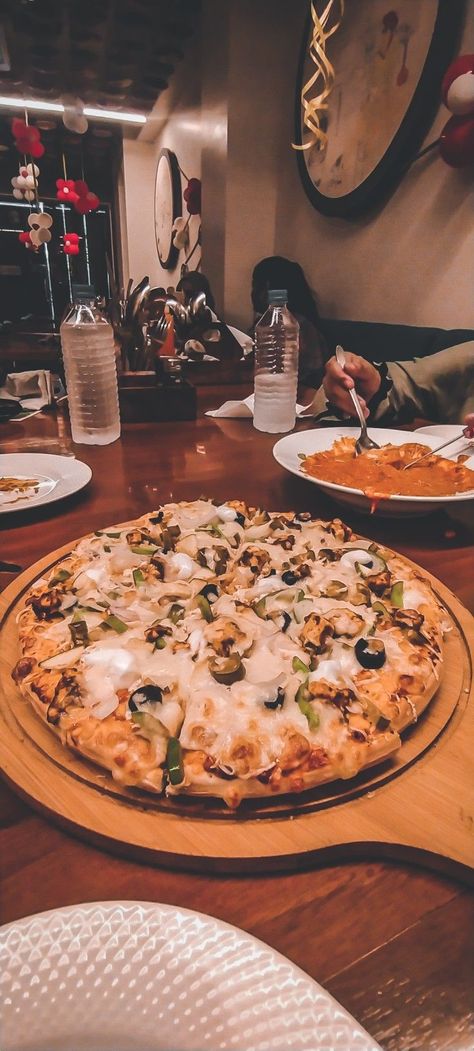 Instagram Stories | Indian Cafe Pizza | Food snapchat, Snap food, Instagram food Indian Cafe, Instagram Food Pictures, Pizza Photo, Cafe Pictures, Eating Food Funny, Foodie Instagram, Night Food, Food Drink Photography, Food Vids