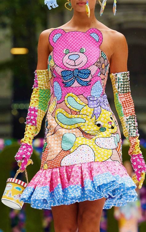 Moschino Aesthetic, Moschino Runway, Moschino Fashion, 2022 Runway, Runway Details, Quirky Fashion, Weird Fashion, Spring Summer 2022, Whimsical Fashion