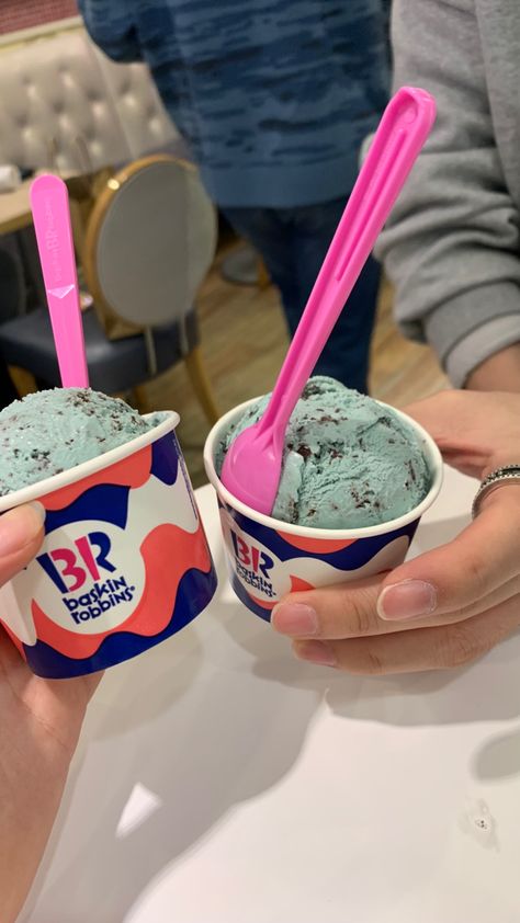 Baskin Robbins Ice Cream Aesthetic, Baskin Robbins Aesthetic, Baskin Robbins Snap, Ice Cream Baskin Robbins, Choco Ice Cream, Br Ice Cream, Ice Cream Muffins, Baskin Robbins Ice Cream, Ice Cream Date