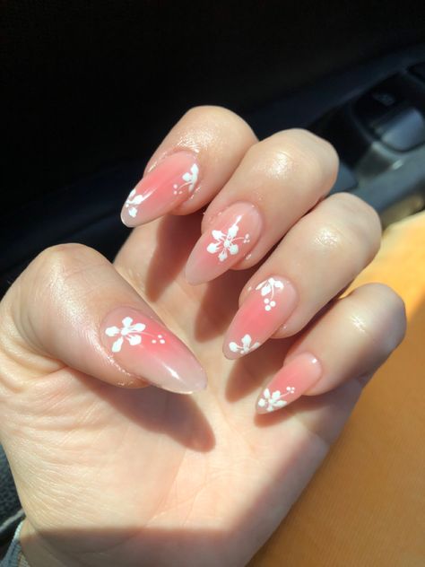 Ombre Hibiscus Flower Nails, Plumeria Flower Nails, Hawaii Nails Short, Aura Nails With Hibiscus Flowers, Hawian Nails, Hawaii Nails Ideas Hawaiian Flowers, Hawaiin Nails Ideas, Hawaii Flower Nails, Summer Nails Hawaii