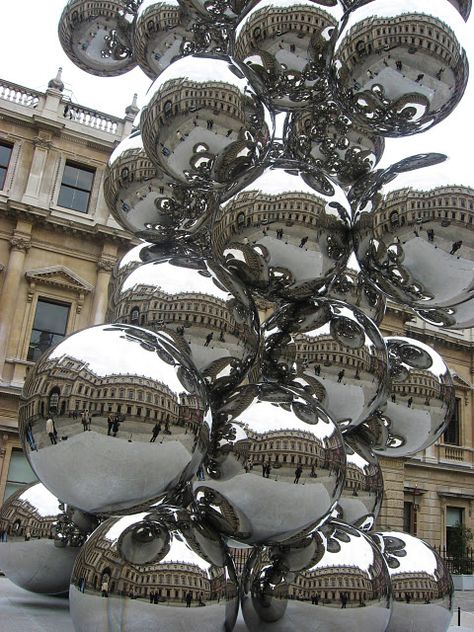 Anish Kapoor   |    Royal Academy,  London    |    Cindy Cormier photography 2009 Anish Kapoor, Silver Balloon, Sculpture Installation, Metal Sculpture, Public Art, 3d Art, Installation Art, Color Inspiration, Sculpture Art