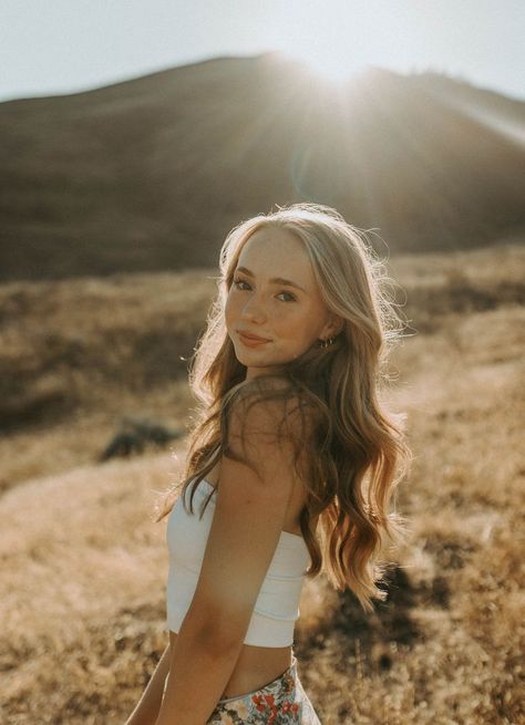 the prettiest golden hour senior photoshoot Outfits For Sunset Pictures, Sunset Photography Portraits, Boho Golden Hour Photoshoot, Direct Sun Photoshoot, Film Senior Portraits, Headshot Ideas Outdoor, Senior Photos Golden Hour, Golden Hour Graduation Pictures, Sunset Photoshoot Ideas Golden Hour