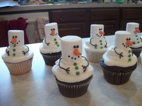 ~ Snowmen Cupcakes! ~ (use 1/2 toothpick to stick marshmellow onto cupcake) Cupcake Receptek, Snowman Cupcakes, Christmas Dinners, Cake Mini, Christmas Cupcake, Cupcake Wars, Torte Cupcake, Christmas Cakes, Xmas Diy