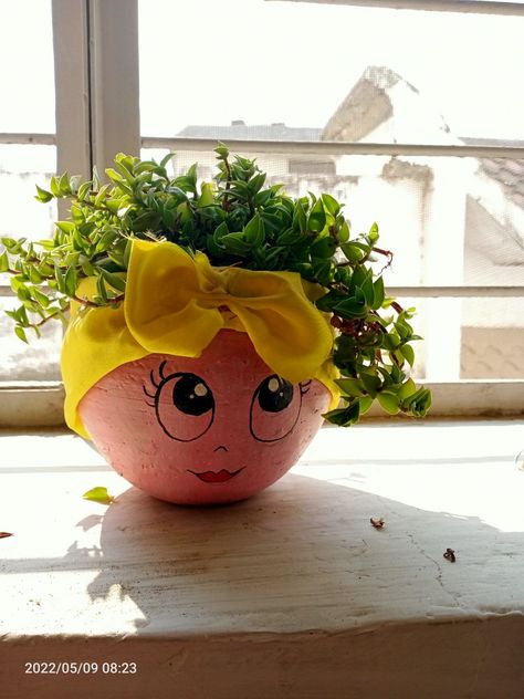 Funny face on pot Pot Face Painting, Planters With Faces Diy, Funny Flower Pots, Pot Painting Ideas Creative, Face Planters Diy, Coconut Shell Crafts, Pot Painting, Flower Pot Art, نباتات منزلية