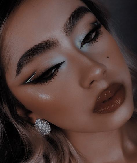 White And Black Makeup Looks, Black And White Eye Makeup, Black And White Eyeliner, Eyeliner Art, Black Makeup Looks, White Eye Makeup, Black And White Makeup, Skin Aesthetic, Angel Makeup