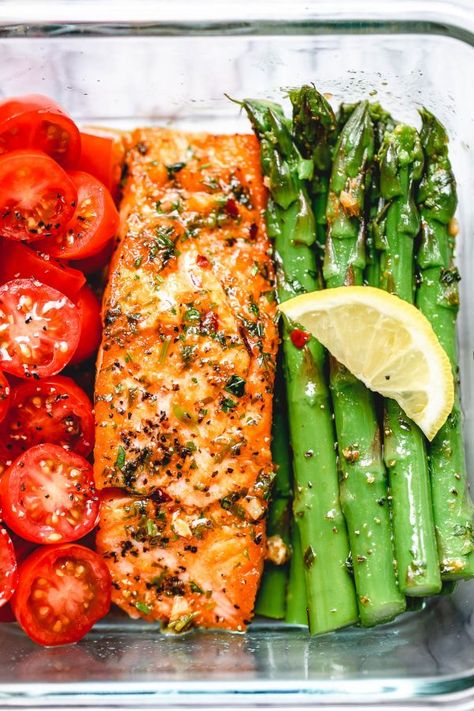 15 Minute Meal-Prep Garlic Butter Salmon with Asparagus - #mealprep #lowcarb #salmon #eatwell101 - This easy garlic butter salmon meal prep with asparagus is a great way to guide yourself into a healthier lifestyle.  - #recipe by #eatwell101 Salmon With Asparagus, Easy Garlic Butter, Salmon Meal Prep, Garlic Butter Salmon, Butter Salmon, Meal Prep Clean Eating, Salmon And Asparagus, 15 Minute Meals, Makanan Diet