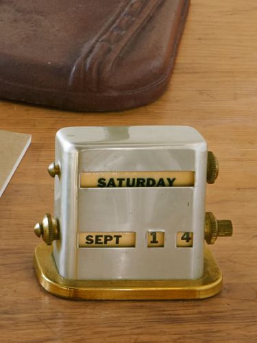 Manufactured by Park Sherman in the late 1940s or early '50s, this aluminum calendar, priced at around $20, keeps up-to-date with a few turns of its brass knobs. Retro Office Supplies, 1940s Office, Mad Men Office, Cubicle Ideas, Cubicle Makeover, Vintage Office Supplies, Vintage Office Decor, Old Office, Dressing Tips