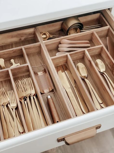 House Organisation, Kitchen Drawer Organization, Kitchen Organisation, Hus Inspiration, Pantry Design, Kitchen Drawers, Home Organisation, Drawer Organizers, Cabinet Organization