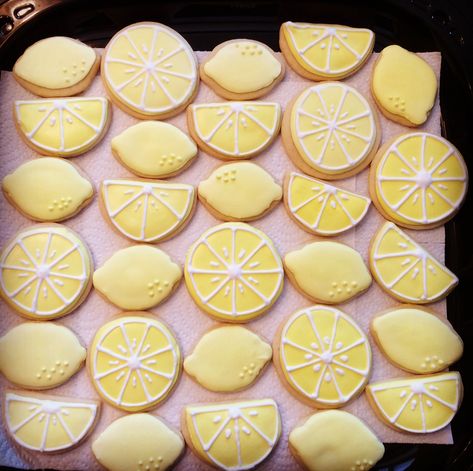 Lemon Cookie Icing, Lemon Royal Icing Cookies, Lemon Decorated Sugar Cookies, Lemon Sugar Cookies Decorated, Lemon Decorated Cookies, Summertime Cookies, Summer Sugar Cookies, Sugar Cookies With Royal Icing, Cookie Decorating Icing