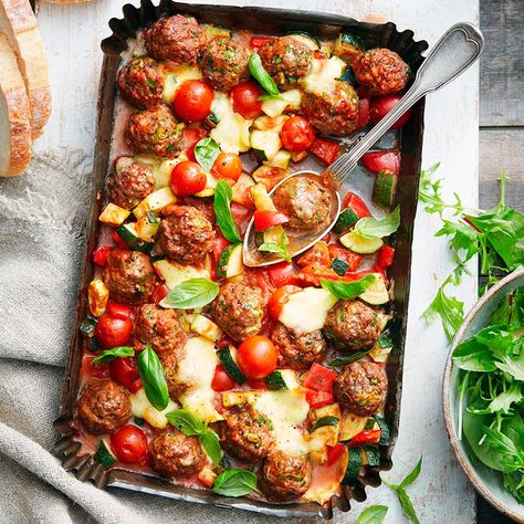 A healthier WW recipe for Meatball, tomato and bocconcini tray bake ready in just 30. Get the SmartPoints value plus browse 5,000 other delicious recipes today! Oven Bakes, Mince Dishes, Minced Beef Recipes, Bake Healthy, Ww Recipe, Tasty Meatballs, Tray Bake Recipes, Tray Bake, Light Meals