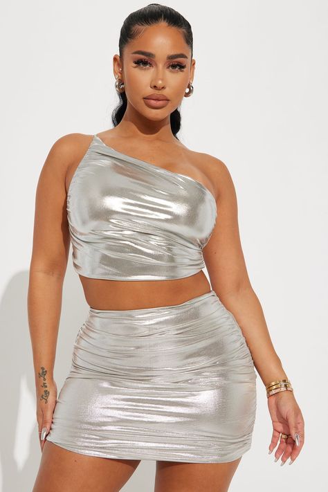 Beyonce Concert, Metallic Mini Skirt, Skirt Top Set, Mini Skirt Set, 2 Piece Skirt Set, Metallic Skirt, Ruched Skirt, Stylish Clothes, Top Models