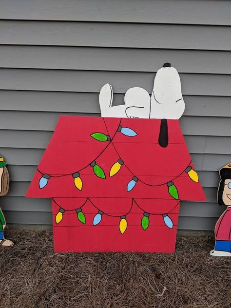 https://encrypted-tbn0.gstatic.com/images?q=tbn:ANd9GcSxv225oNGNTzrSc2e4JNTbOs5CdTXdXnHWbZhfgm4Nm6ek0vST&usqp=CAc Snoopy Christmas Decorations, Snoopy Dog House, Valentines Door Hanger, Snoopy Dog, Christmas Yard Art, Christmas Yard Decorations, Peanuts Christmas, Door Decorations Classroom, Navidad Diy