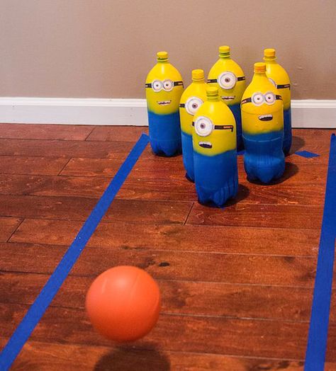 Minion bowling game...great for the school Country Fair! Minion Party Theme, Minions Kids, Permainan Kerjasama Tim, Despicable Me Party, Minion Theme, Minion Birthday Party, Birthday Decorations Kids, Minions Despicable Me, Minion Birthday