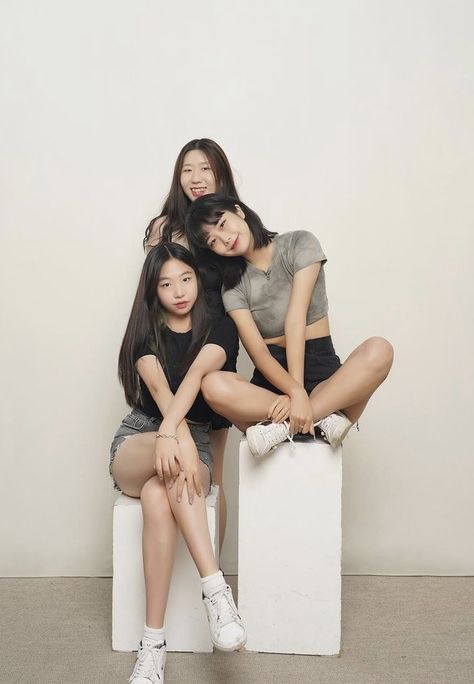 Trio Studio Photoshoot Ideas, Photobox Idea, Self Studio, Trio Poses, Foto Booth, Korean Photoshoot, Group Picture Poses, Cute Beach Outfits, Sisters Photoshoot Poses