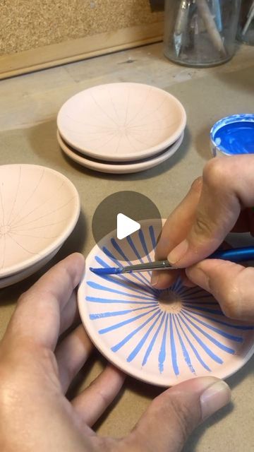 𝙏𝙝𝙚 𝘾𝙚𝙧𝙖𝙢𝙞𝙘 𝙎𝙘𝙝𝙤𝙤𝙡 on Instagram: "How to glaze a dish ❤️ ••• Follow @milkmadestudio for more!" Painting Ideas On Ceramic Plate, Cool Glazing Techniques Ceramic Art, Ceramic Painting Tutorial, Painting Pottery Techniques, Under Glaze Ceramics, Paint On Ceramic Plate Diy, Easy Plate Designs, Easy Pottery Glaze Ideas, Glazed Plates Ceramic Art