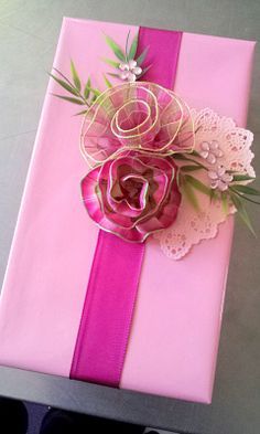 Gift Wrap - Flowers on Pinterest | 110 Pins Pink Gift Wrap, Wrap Flowers, Creative Wrapping, Presente Diy, Elegant Gift Wrapping, Gift Wrapping Inspiration, Unique Gift Wrapping, Creative Gift Wrapping, Cadeau Diy