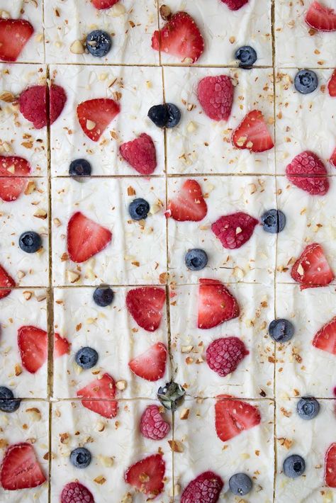 Frozen Yogurt Bark Recipe with Berries - Stephanie Kay Nutrition Kay Nutrition, Beaming Baker, Healthy Frozen Yogurt, Yogurt Bars, Yogurt Bark Recipe, Frozen Yogurt Bar, Frozen Yogurt Bark, Yogurt Bites, Yogurt Bark