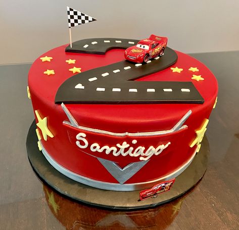 Lighting Mcqueen Theme Birthday Party, Cars Birthday Cake Simple, Lighting Mcqueen Cake Ideas, Disney Cars Cake Ideas, Cars Theme Birthday Party Cake, Lighting Mcqueen Birthday Party, Pixar Cars Birthday Cake, Diy Lightning Mcqueen Cake, Disney Pixar Cars Cake