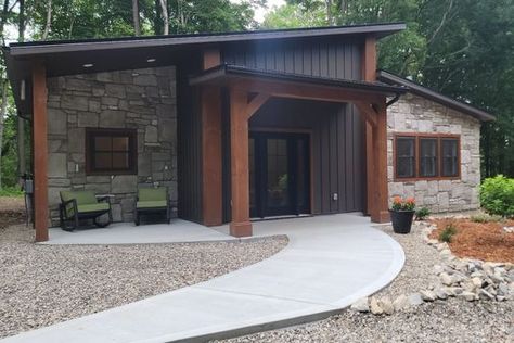 The Perfect Single Floor Retirement House - A Look Inside & Out! Tiny Guest House Floor Plans, Barndo Front Door, Barndominium Ideas One Story, House Concrete Floor, Small Farm Homes, Tiny Farmhouse Plans, Single Level House Plans, Smaller Houses, Tiny Guest House