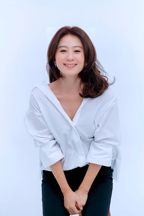 Kim Hee Ae, Kim Hee-ae, Middle Aged Women, Swag Style, Fukuoka, Korean Actress, Home Ideas, Actors & Actresses, Bell Sleeve Top