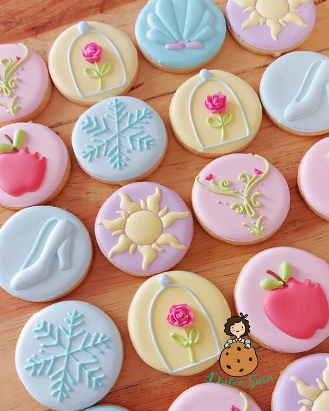 Cookies Icing Designs, Vintage Disney Cookies, Disney Decorated Cookies, Cinderella Cookies, Disney Princess Sugar Cookies, Disney Princess Cookies Decorated, Princess Sugar Cookies, Galletas Royal Icing, Princess Cookies Decorated