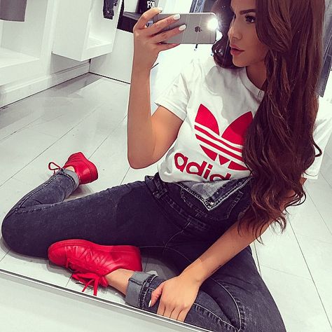 Adidas Shoes Outfit, Look Hip Hop, Looks Adidas, Look Adidas, Adidas Shoes Women, Adidas Fashion, Adidas Outfit, Outfit Goals, Red Shoes