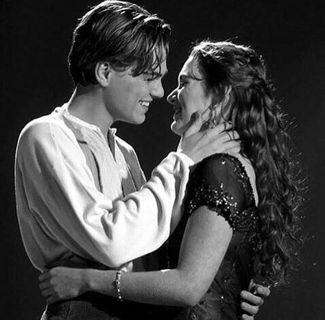 Jack And Rose Pfp, Rose Titanic, Rose Pic, Leo And Kate, Jack Rose, Famous Portraits, Couple Moments, Titanic Movie, Black And White Movie