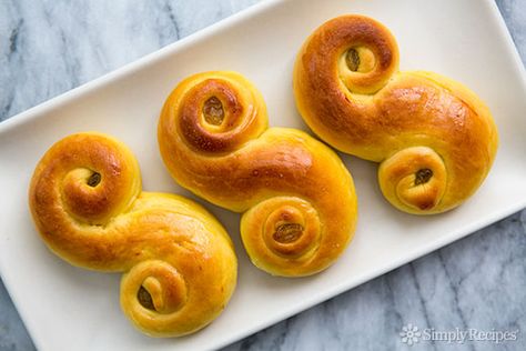 Swedish Christmastime favorite, saffron infused S shaped sweet rolls, for St. Lucia Day. ~ SimplyRecipes.com Saffron Buns Recipe, Saffron Buns, King Cake Recipe, Caribbean Hotels, Breakfast Rolls, Buns Recipe, Sticky Buns, Cheesecake Factory, Bun Recipe