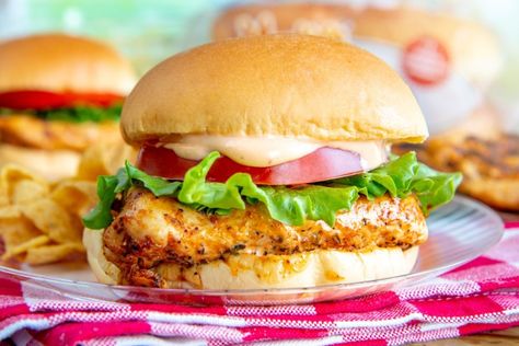 Blackened Chicken Sandwich, Cajun Chicken Sandwich, Cajun Mayo, Grilled Chicken Sandwich Recipes, Chicken Breast Sandwich, Potato Rolls, Croissant Sandwich, Bbq Pork Ribs, Pork Rib Recipes