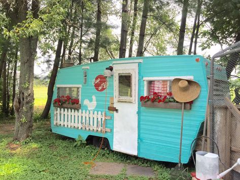 Chicken Coop Decor, Old Campers, Coop Design, Best Chicken Coop, Chicken Coop Designs, Coop Plans, Building A Chicken Coop, Chicken Coop Plans, Vintage Campers