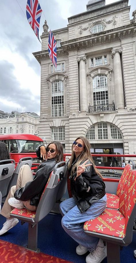 London Photo Ops, London Pictures Aesthetic, London With Friends Aesthetic, London Aesthetic Friends, London Inspo Photos, London Friends Aesthetic, Travel Outfits Plus Size, London Aesthetic Pictures, London Travel Aesthetic