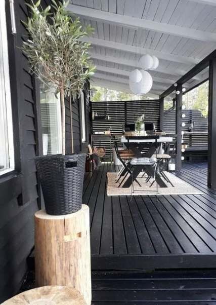 chic black and white deck Black House Interior, White Deck, Modern Deck, Casa Country, Patio Pergola, Casa Exterior, Black House Exterior, Pergola Patio, Outdoor Deck