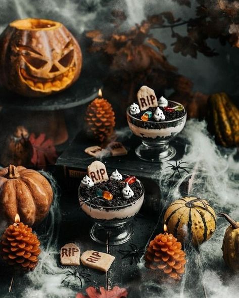 Halloween Deserts, Halloween Ice Cream, Halloween Breakfast, Spooky Halloween Treats, Dark Food Photography, Spooky Food, Fun Halloween Food, Halloween Food Treats, Dessert Photography