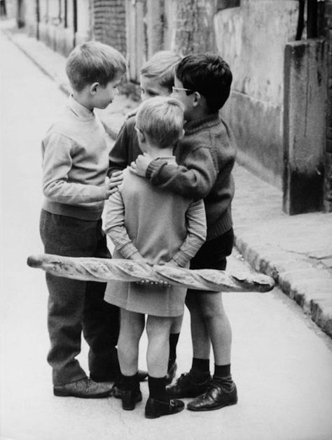 Robert Doisneau - Ronde d'enfants devant l'abbatiale de Marmoutier (Round of Children to the Abbey of Marmoutier)  ~ Andre Kertesz, Robert Doisneau, Henri Cartier Bresson, Black And White Photograph, Foto Vintage, Ansel Adams, Vintage Paris, Photo Vintage, White Picture