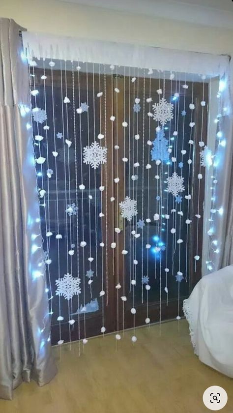 Snowflake Backdrop Ideas, Snow Theme Decorations, Diy Frozen Decor, Cotton Snow Decoration, Snow Ball Decorations, Ice Party Decorations, Snow Themed Party Decorations, Winter Theme Party Decorations, Winter Birthday Party Decorations