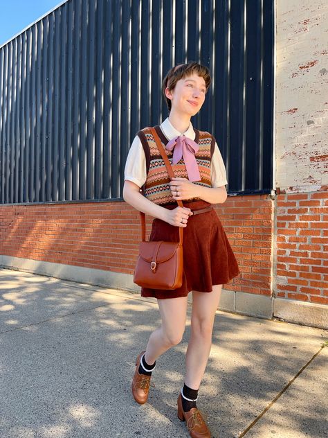 Quirky 90s Fashion, Quirky Vintage Fashion, Bright Academia Outfit, Summer Librarian Outfit, Nerd Outfits Girl, Vibrant Academia Outfits, Modern Retro Outfits For Women, Colorful Preppy Outfits, 1960s Summer Fashion