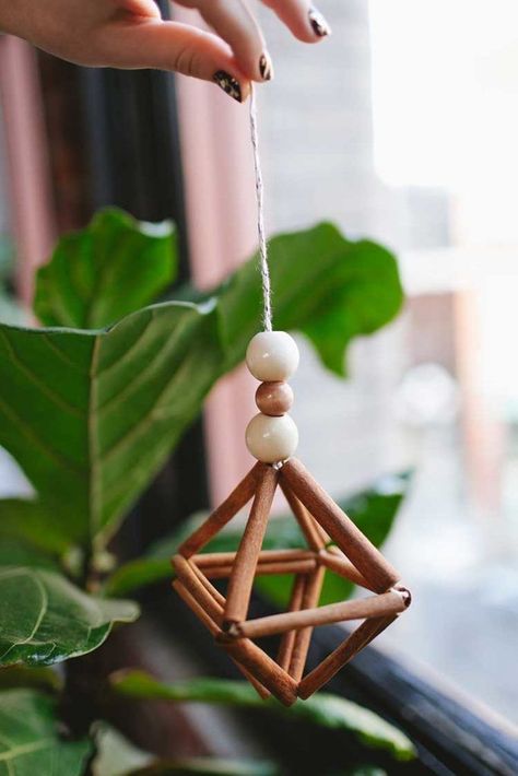 Zero Waste Christmas Decorations – DIY cinnamon stick himmeli Cinnamon Stick Crafts, Joululahjat Diy, Himmeli Diy, Navidad Natural, Zero Waste Christmas, Diy Cinnamon, Jul Diy, Christmas Smell, Stick Crafts