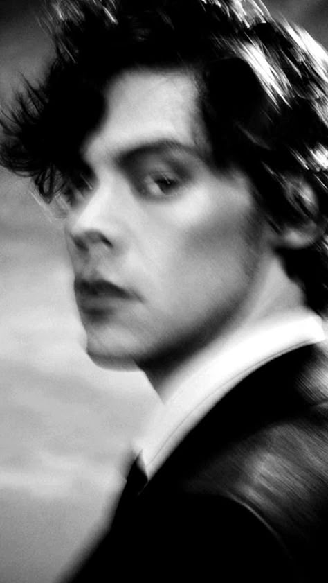 Harry Styles Dark, Dark Harry, Harry Styles Tour, Harry Styles Aesthetic, Harry Styles Imagines, Harry Styles Cute, Harry Styles Wallpaper, Dark Pictures, Harry Styles Pictures