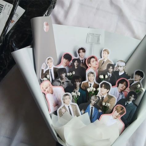 Presents For Kpop Fans, K Pop Bouquet, Buket Photocard, Kpop Flower Bouquet, Bts Flower Bouquet, Kpop Bouquet, Book Cover Artwork, Cute School Stationary, Kpop Diy