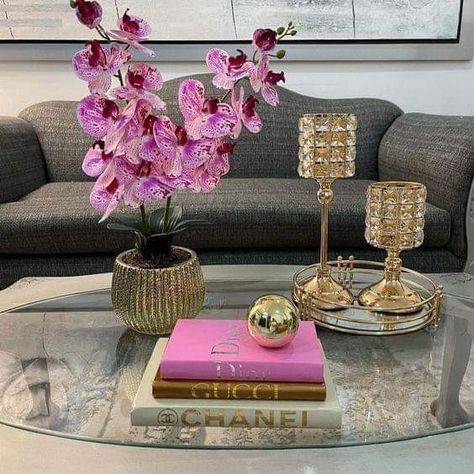 Modern Coffee Table Decor, Townhome Decorating, Comfy Living Room Decor, Coffee Table Decor Living Room, Pink Living Room Decor, Salas Living Room, Tapete Gold, Sitting Room Design, Classy Living Room