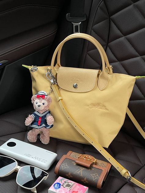 I really like this yellow new Longchamp bag,It can really put a lot of things Pink Longchamp Bag Outfit, Pink Longchamp Bag, Yellow Bag Outfit, Longchamp Leather Bag, Longchamp Aesthetic, Longchamp Bag Outfit, Handbag Aesthetic, Longchamp Leather, Longchamp Bag