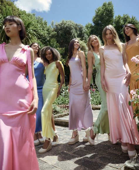 Multicoloured Bridesmaid Dress, Cool Girl Bridesmaid Dresses, Different Pastel Bridesmaid Dresses, Multi Coloured Bridesmaid Dresses, Pastel Dress Outfit, White Linen Wedding Dress, Pastel Colour Bridesmaid Dresses, Rainbow Bridesmaid Dresses, Pastel Wedding Theme